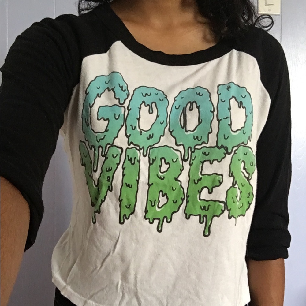 “Good Vibes” baseball tee